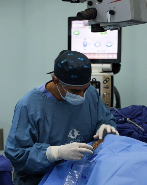 Dr. Giuliano Veras realizando um procedimento cirúrgico minucioso sob microscópio de alta precisão